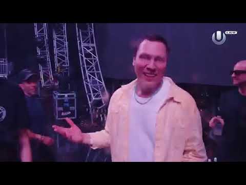 The moment Tiesto's CDJs and console stopped working due to the heavy rain at Ultra Miami